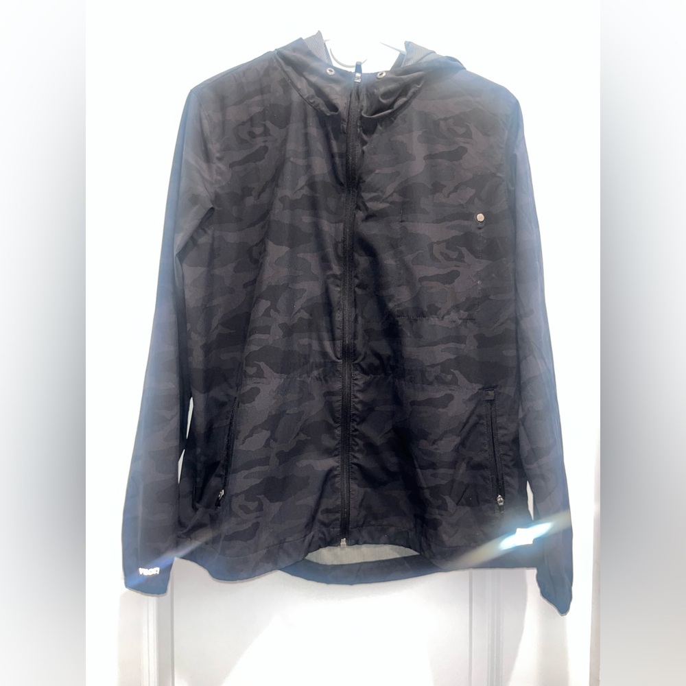 Vuori Womens Outdoor Trainer Shell black camo jacket - Picture 2 of 4